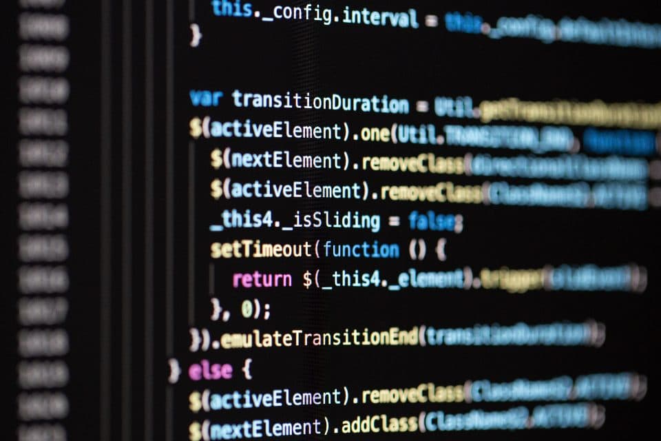 Bunter Programmcode auf einem dunklen Bildschirm