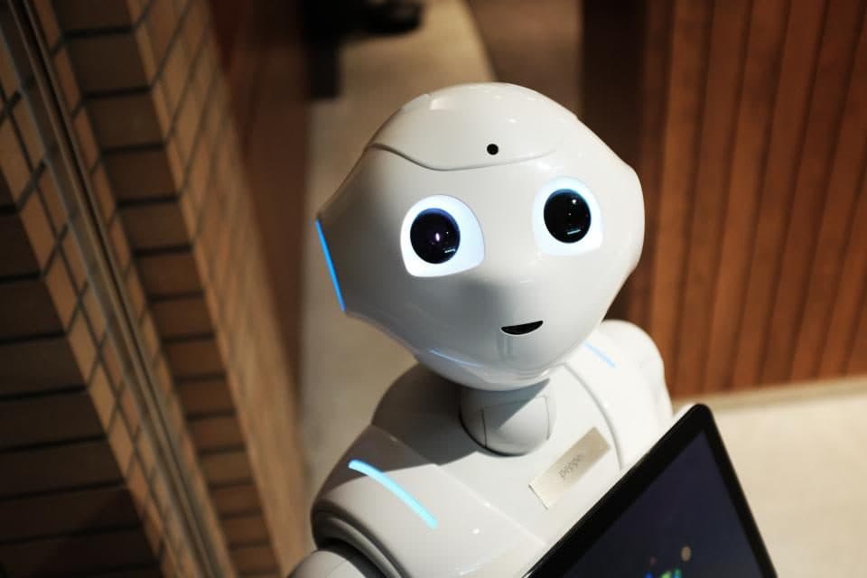 Robot humanoide blanco de ojos grandes