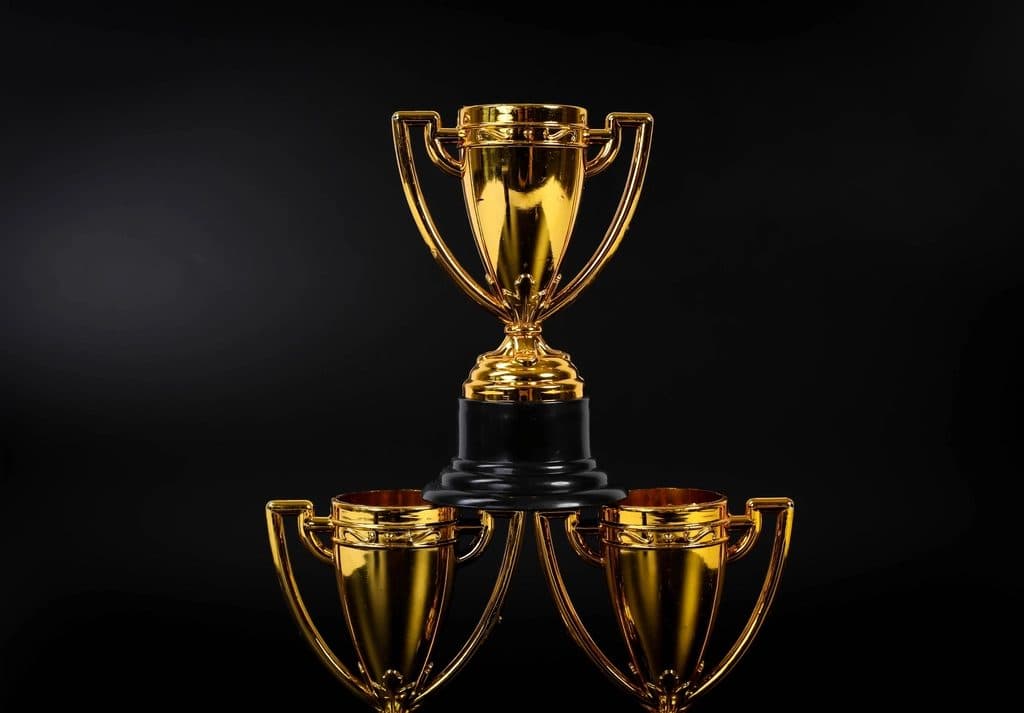 Trofeos dorados sobre fondo negro