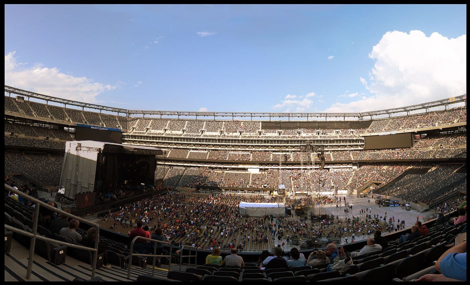 Vista do MetLife Stadium, em Nova Jersey, com o palco montado e o público chegando para um show do Bon Jovi em 2010