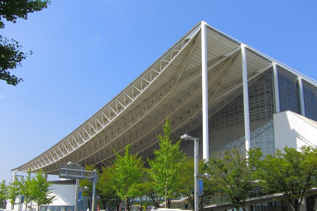 Fachada do Makuhari Messe, centro de convenções em Chiba, no Japão, com sua grande cobertura metálica e céu azul