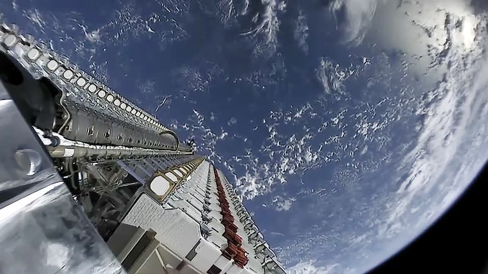 Foguete Falcon 9 da SpaceX decolando à noite numa missão Starlink, em foto de maio de 2019