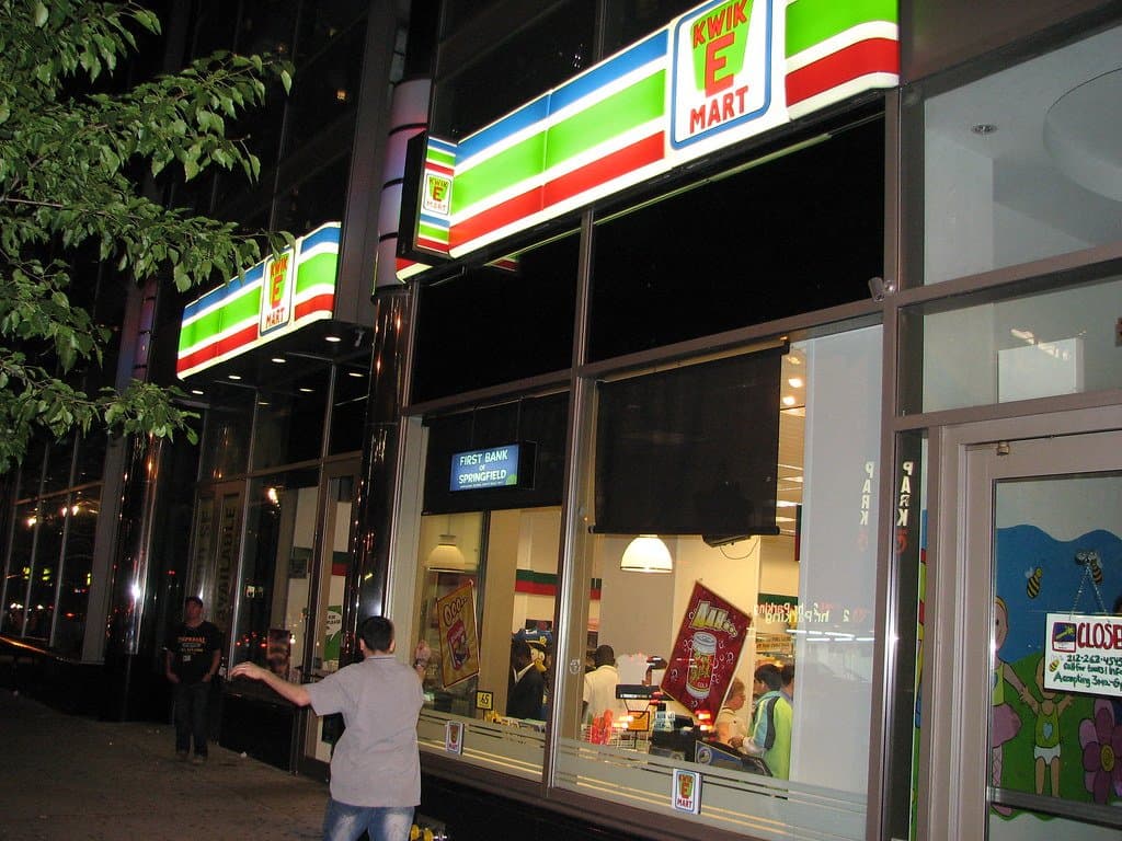 Fachada de uma loja decorada como o Kwik-E-Mart de Os Simpsons, à noite, numa ação promocional de 2007